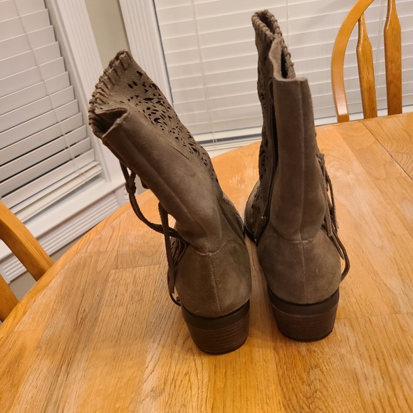 Dark Gray Booties with Fringe Size 8.5 Vamp Phyer - Picture 2 of 5